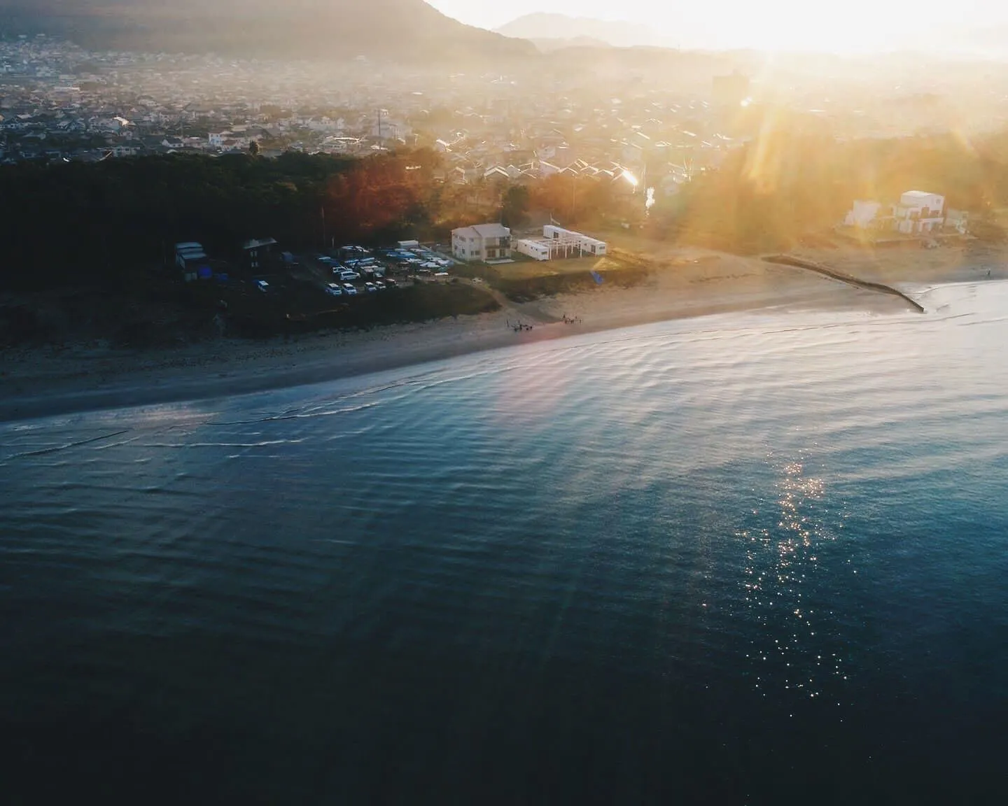 朝の光だけが満ちる海岸で-福岡県福津市福間海岸