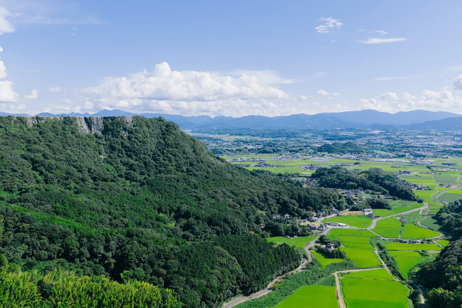 削られた山が語るもの-福岡県田川郡香春町香春岳(かわらだけ)