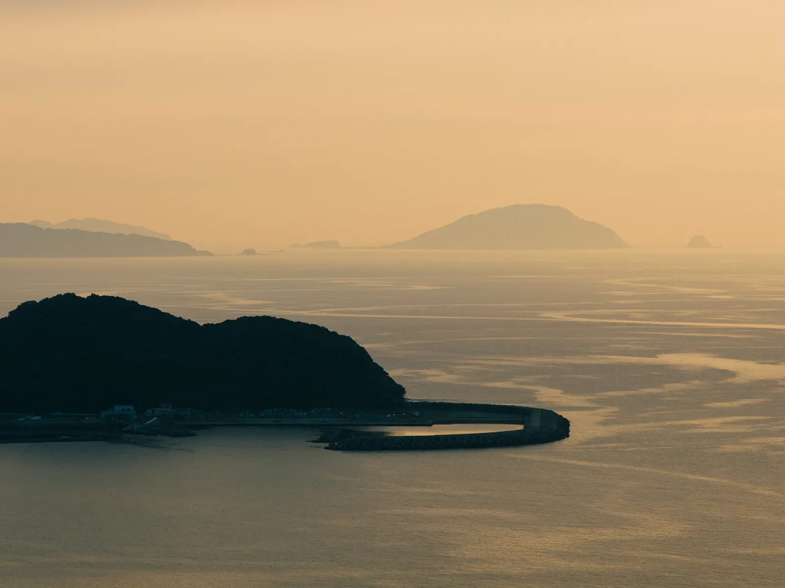 タワマンの奥で、波の音がしていた-福岡県新宮町楯の松原(たてのまつばら)
