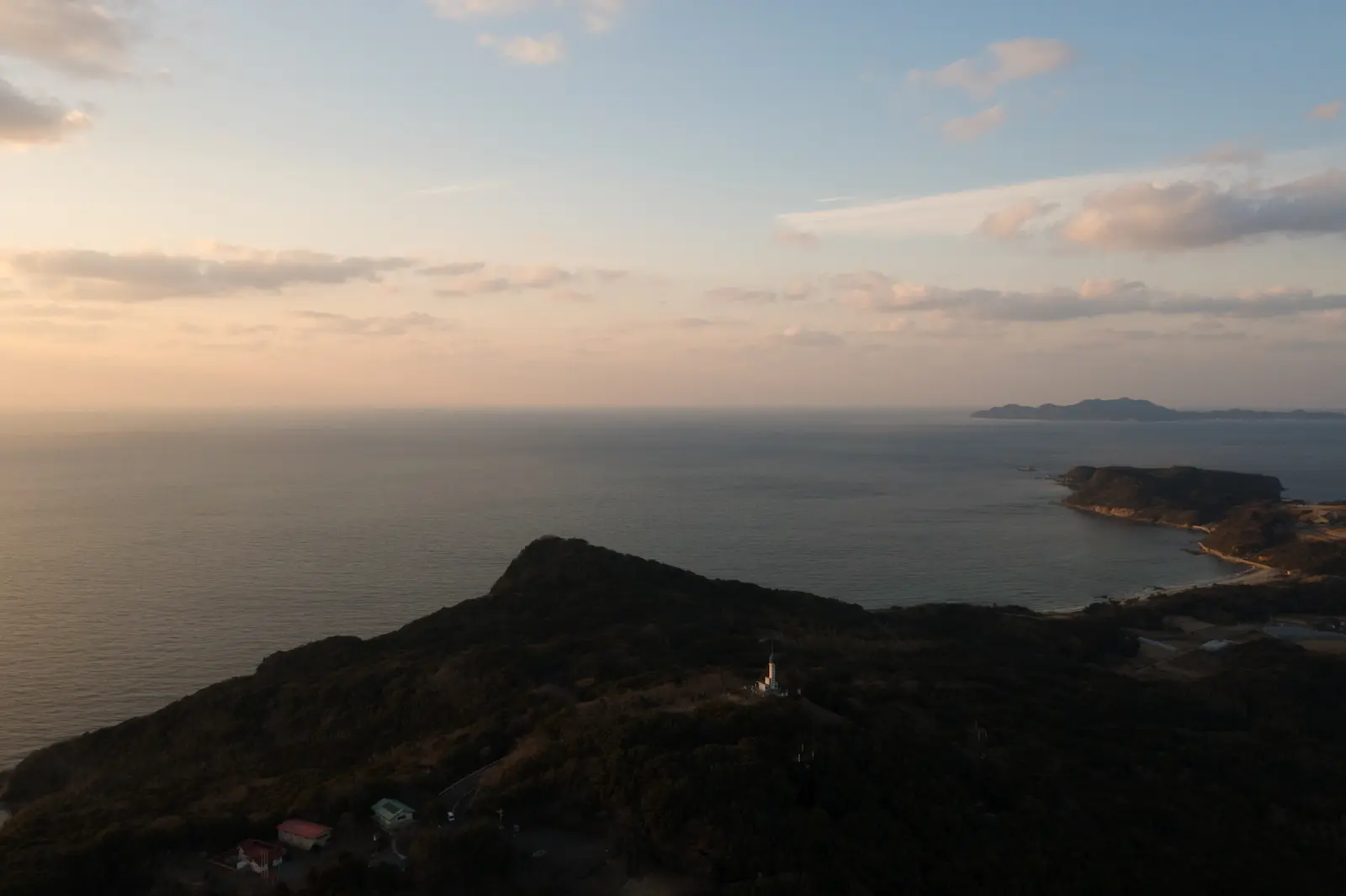 夕日と出会う駐車場-福岡県福津市楯崎神社駐車場