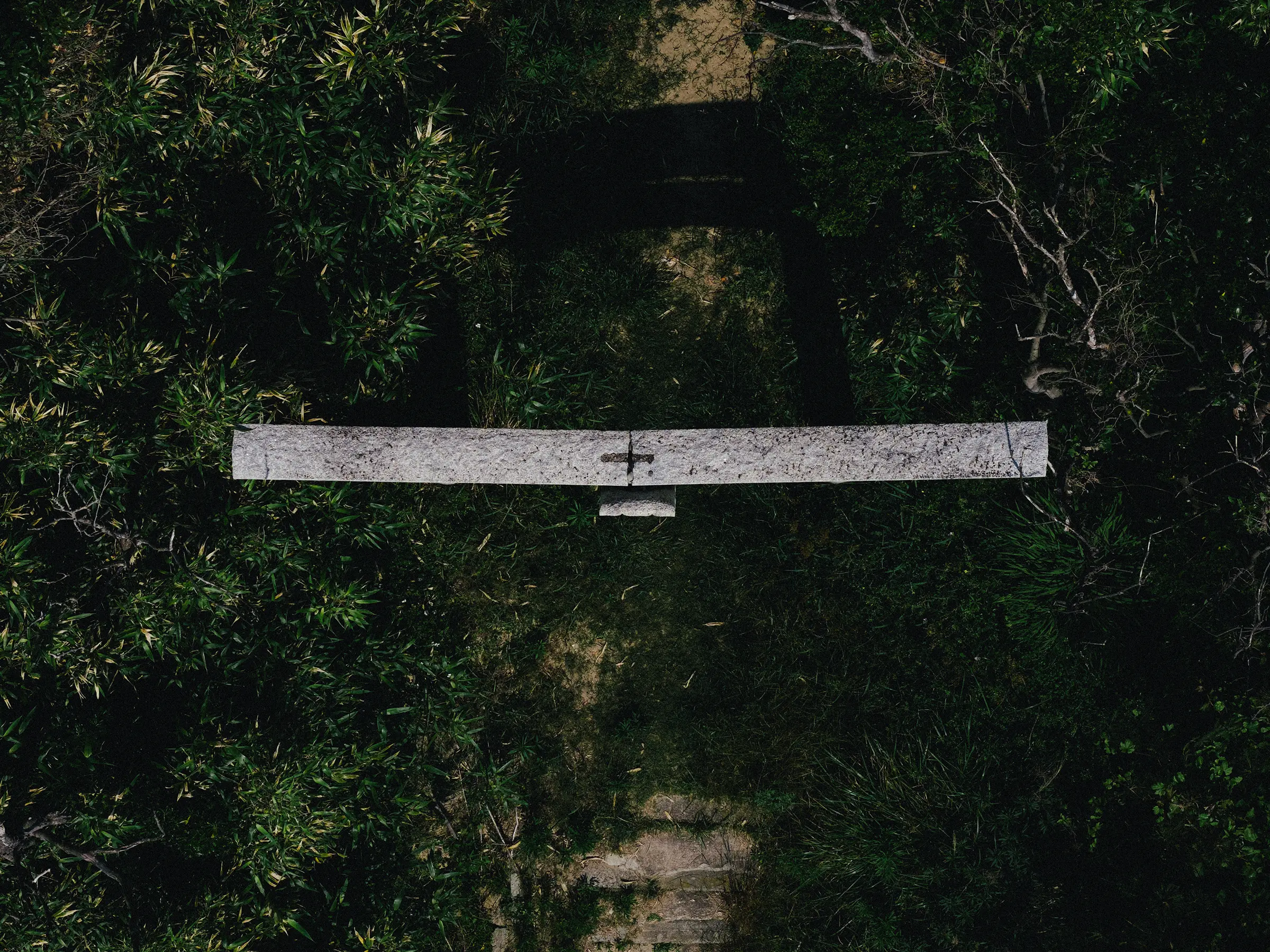 静けさに還る、海へ向かう鳥居の前で-福岡県福津市年毛神社(としもじんじゃ)