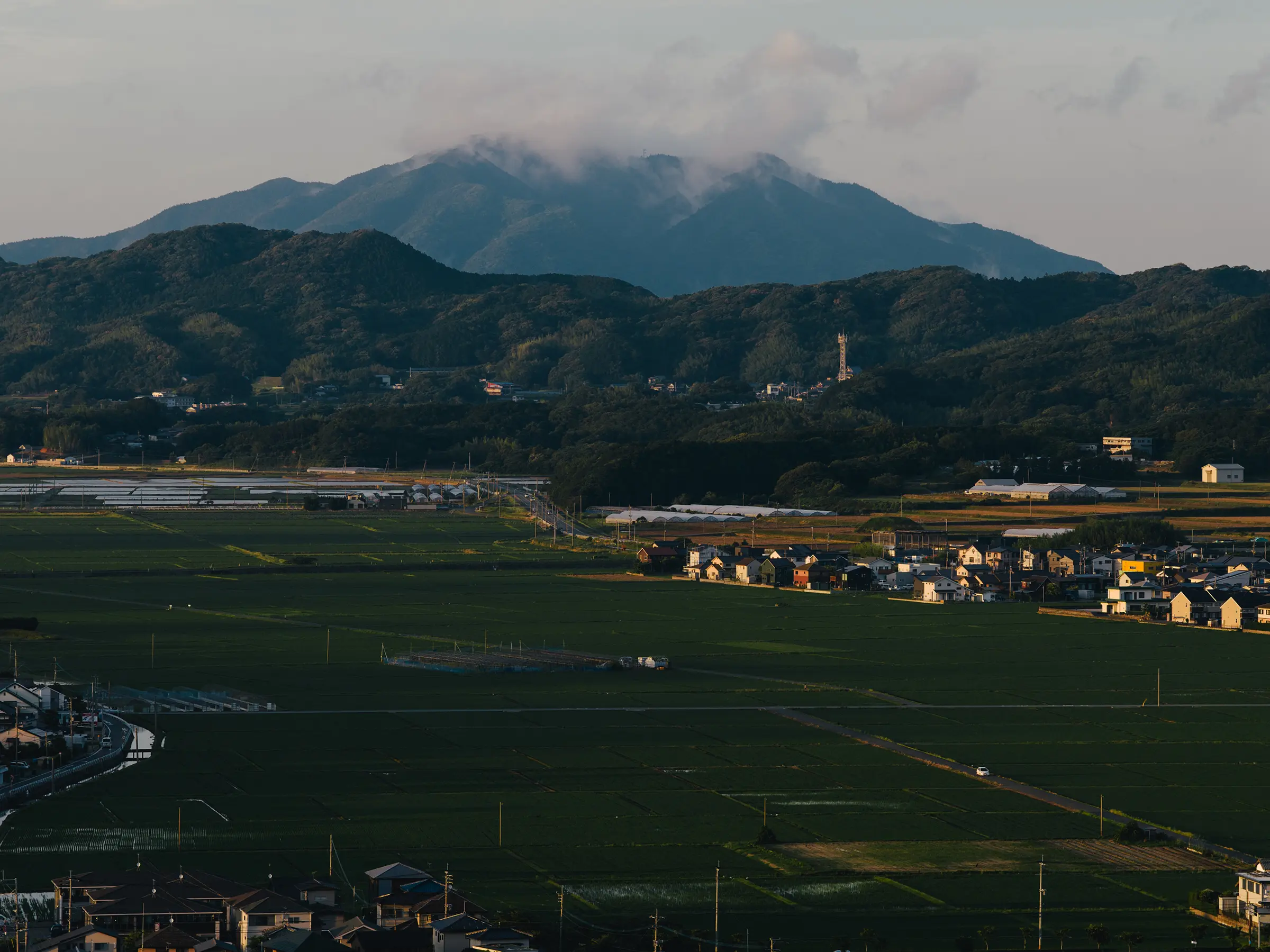 陽が沈むとき、港町は声をひそめる-福岡県福津市津屋崎渡橋(わたりばし)