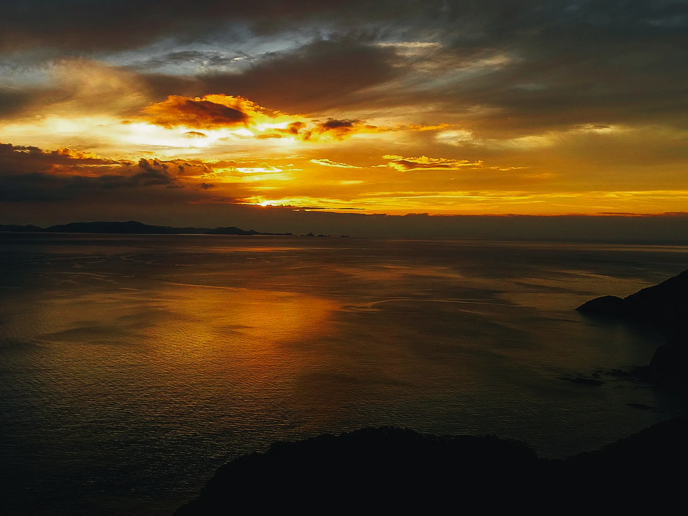 陽が沈むとき、港町は声をひそめる-福岡県福津市津屋崎渡橋(わたりばし)