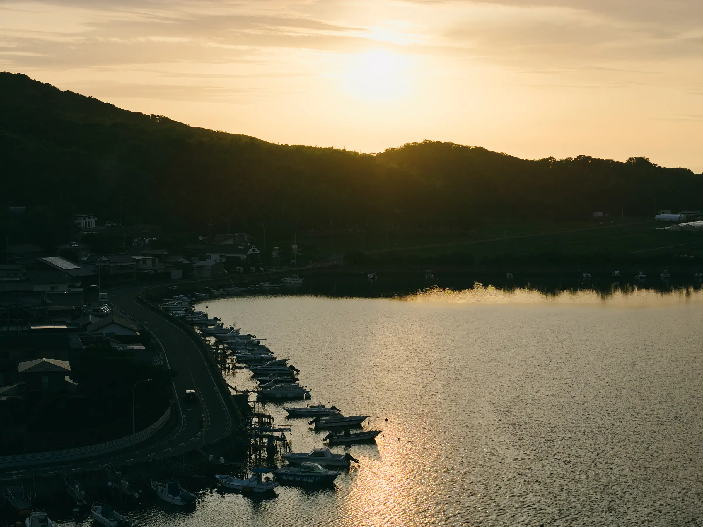 陽が沈むとき、港町は声をひそめる-福岡県福津市津屋崎渡橋(わたりばし)