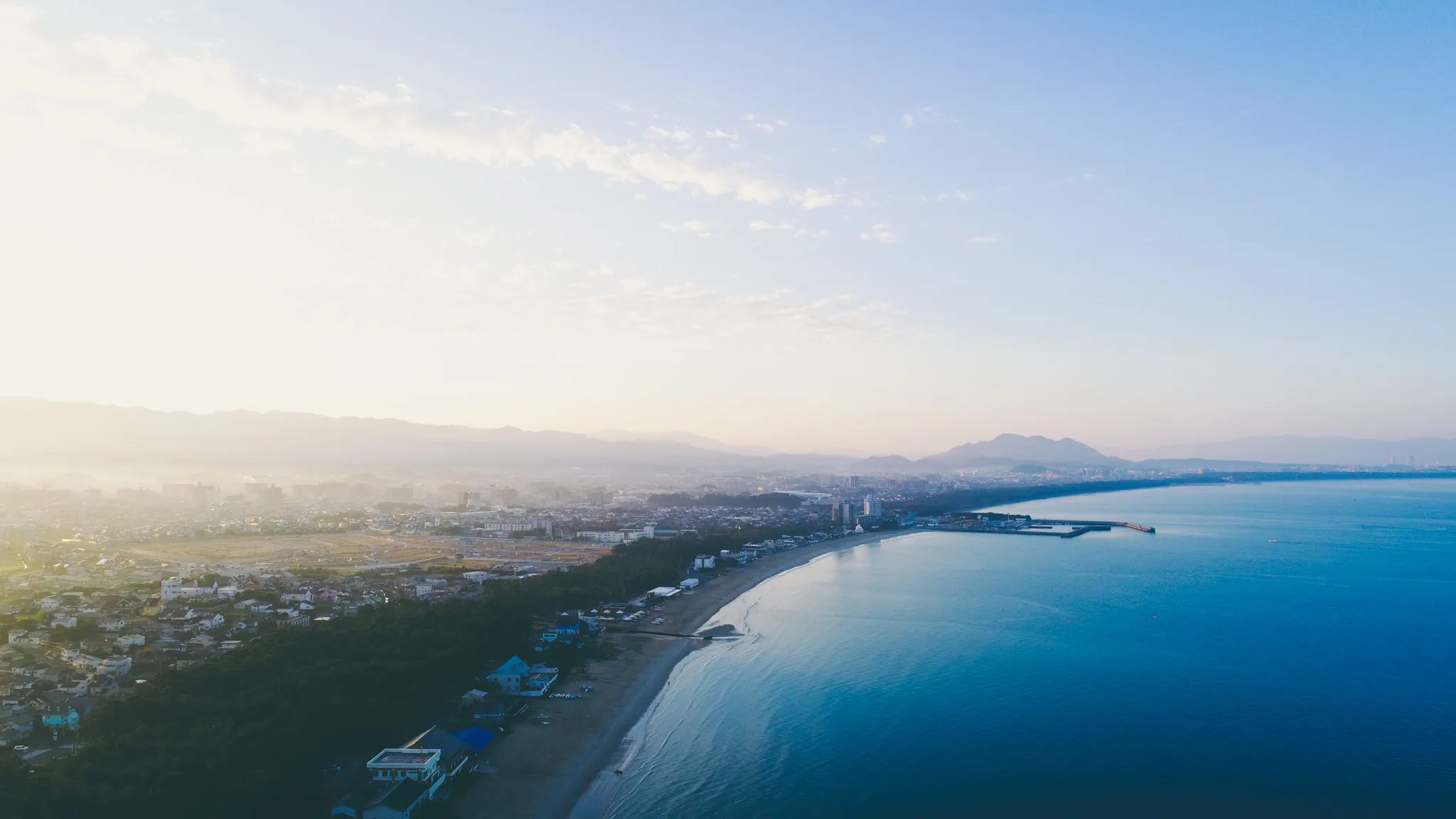朝の光だけが満ちる海岸で
