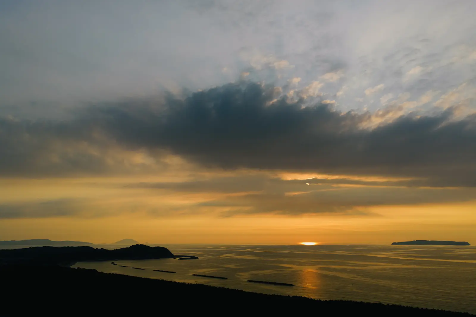 タワマンの奥で、波の音がしていた