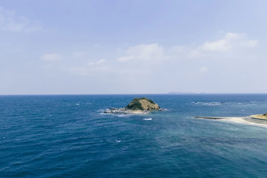 海の境界に置かれた社