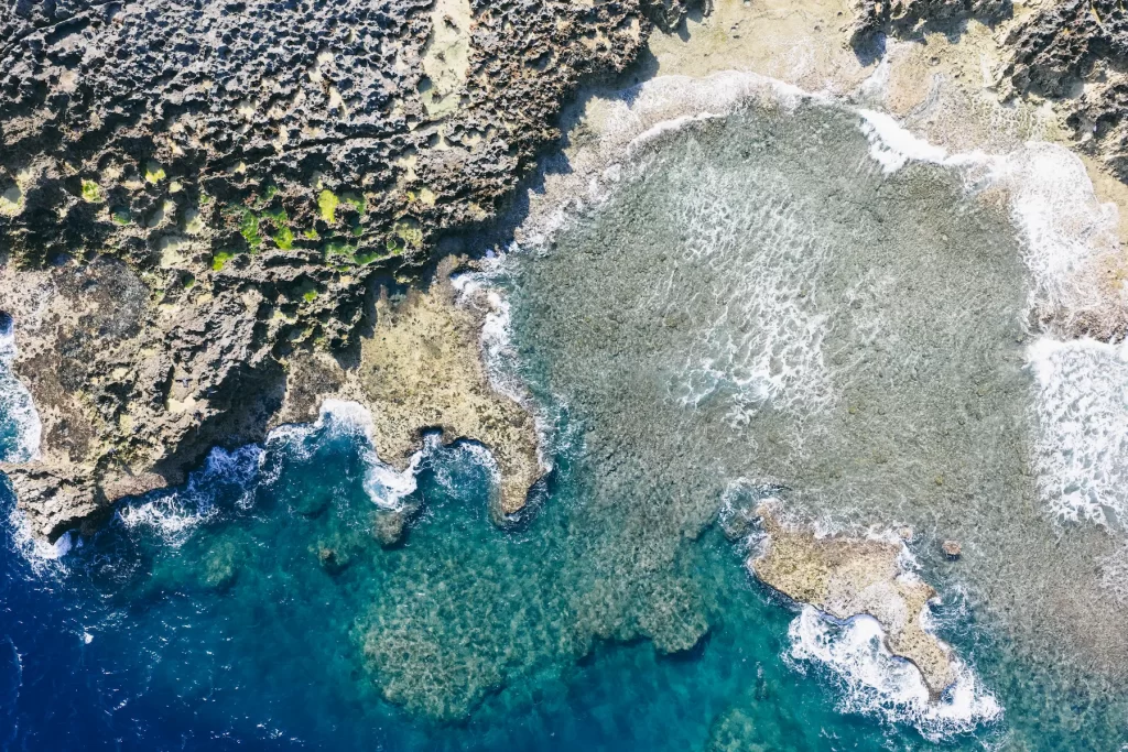 崖と、透き通る海