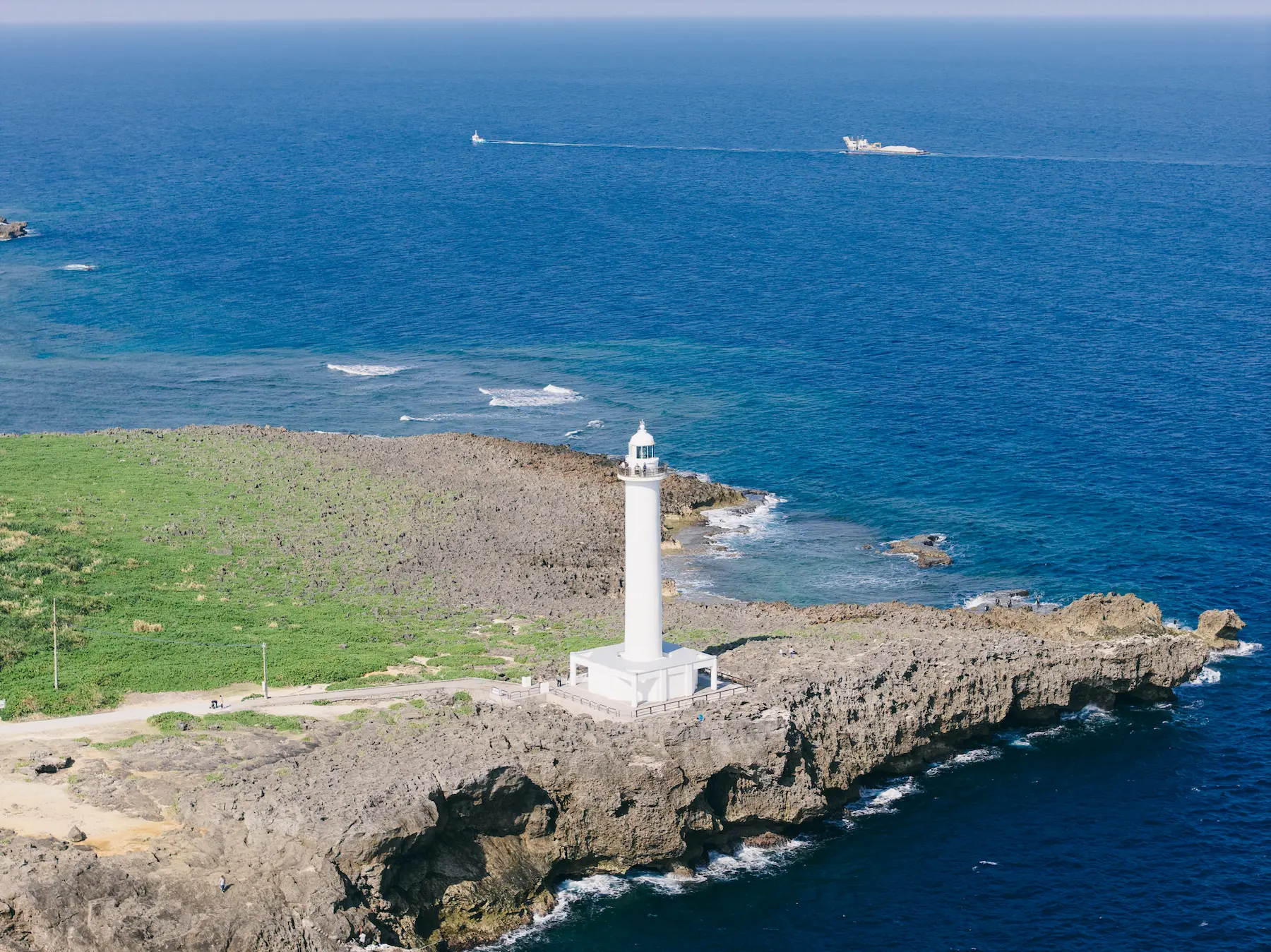 崖と、透き通る海-沖縄県中頭郡読谷村残波岬