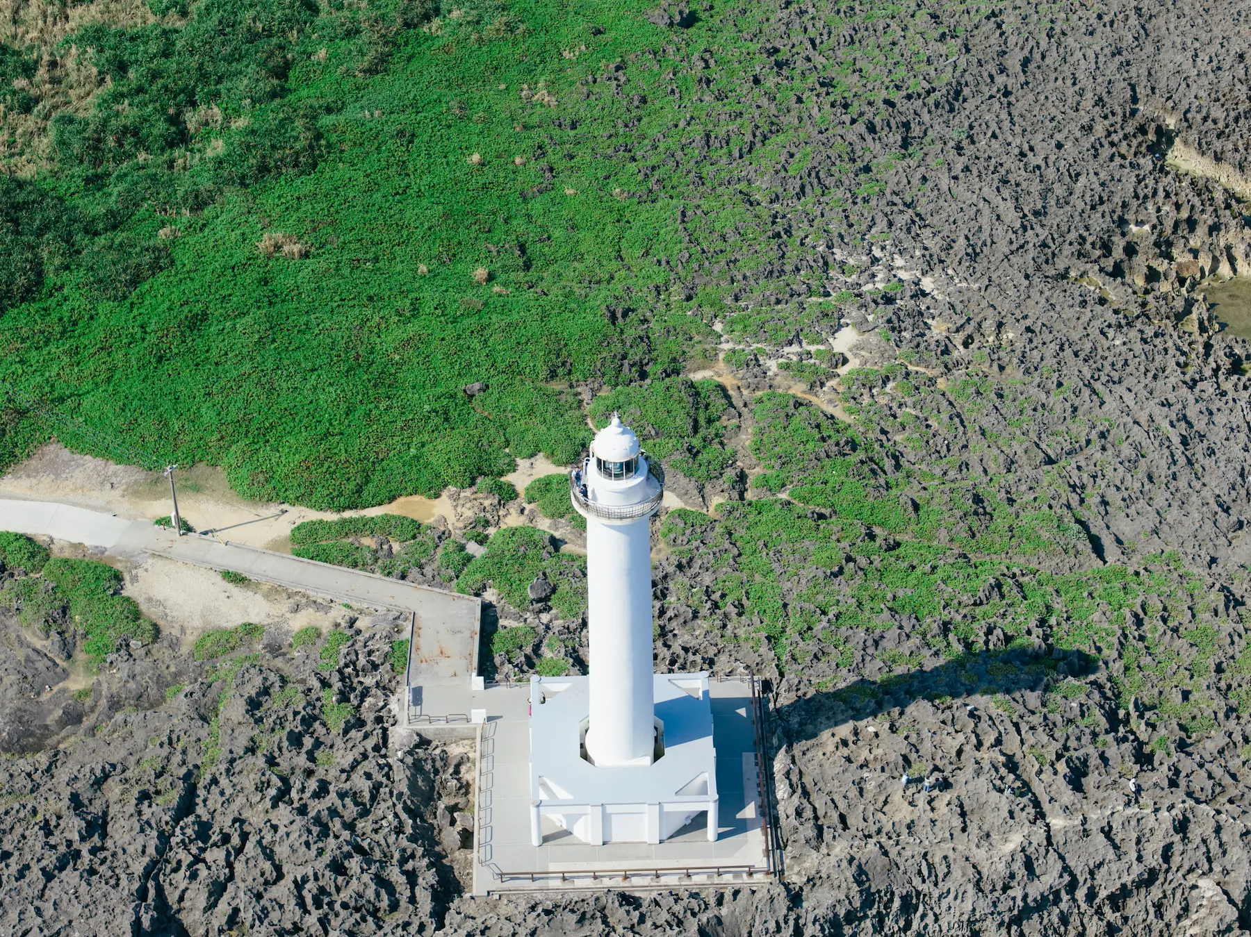 崖と、透き通る海-沖縄県中頭郡読谷村残波岬