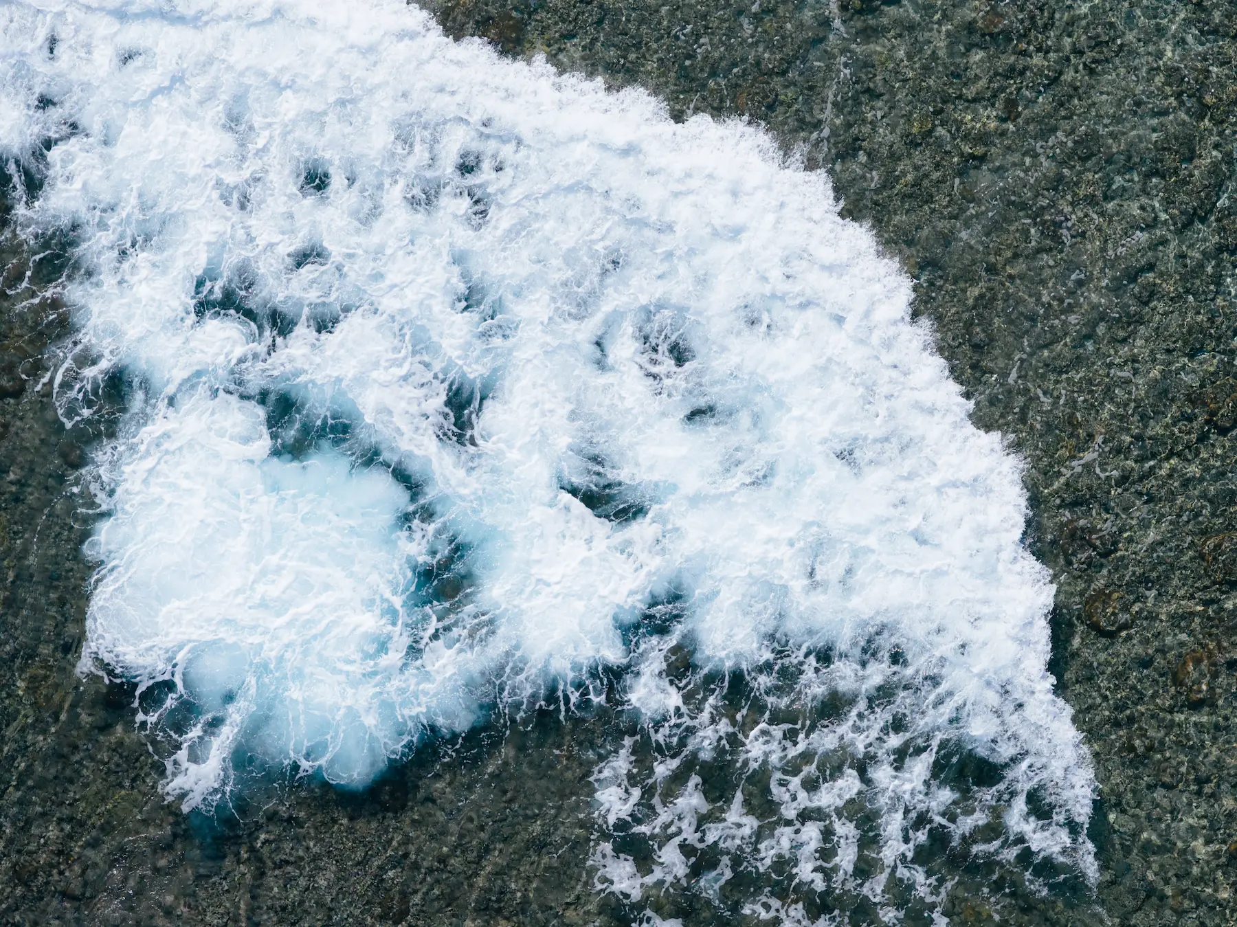 崖と、透き通る海-沖縄県中頭郡読谷村残波岬
