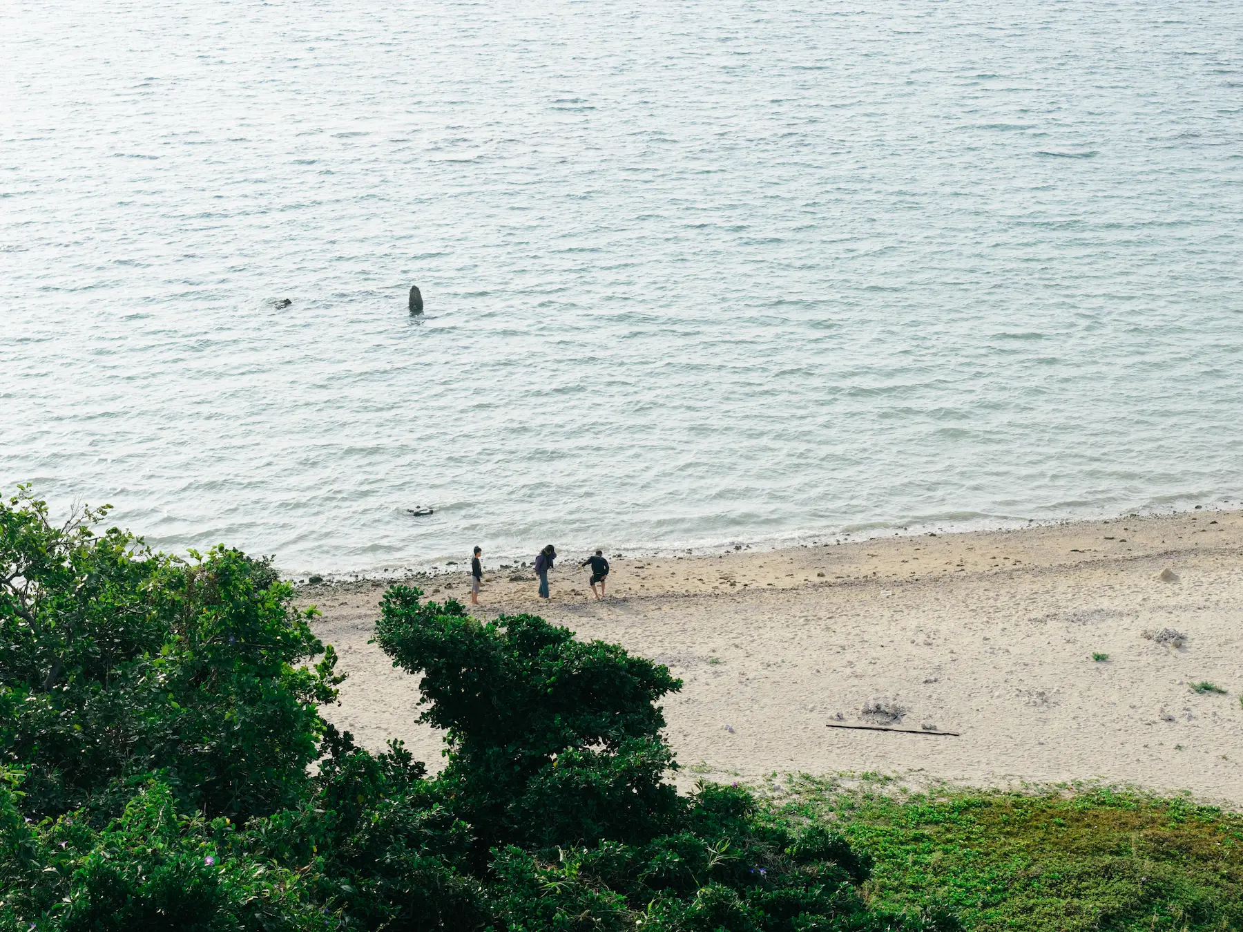 白い砂と、静かな海-沖縄県南城市玉城百名ビーチ