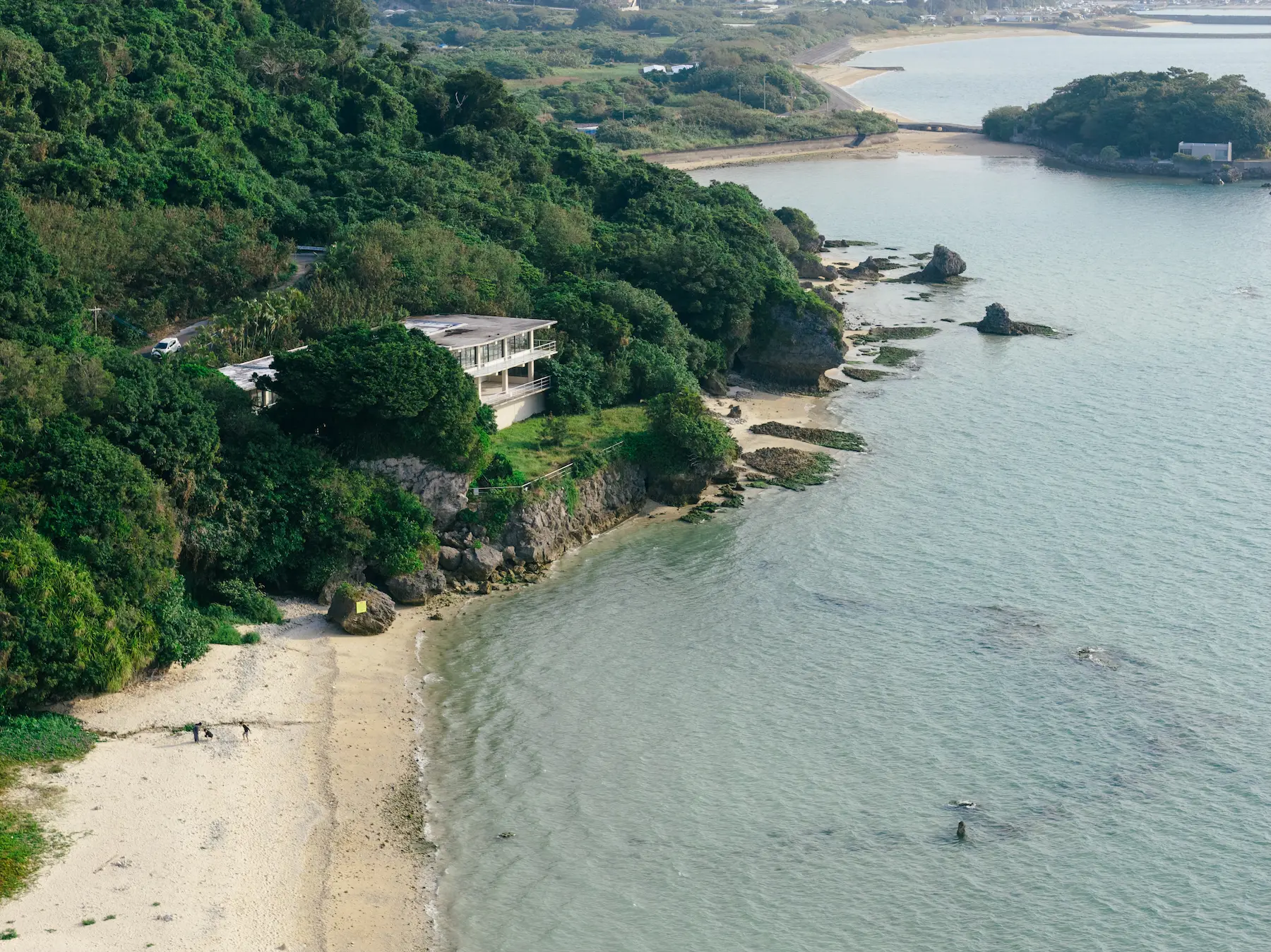 白い砂と、静かな海-沖縄県南城市玉城百名ビーチ