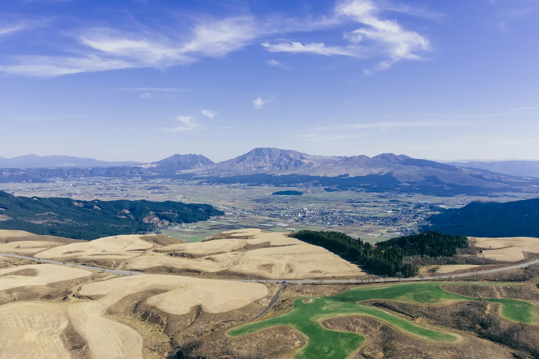 地形をなぞる一本の線 - 熊本県阿蘇市湯浦ミルクロード
