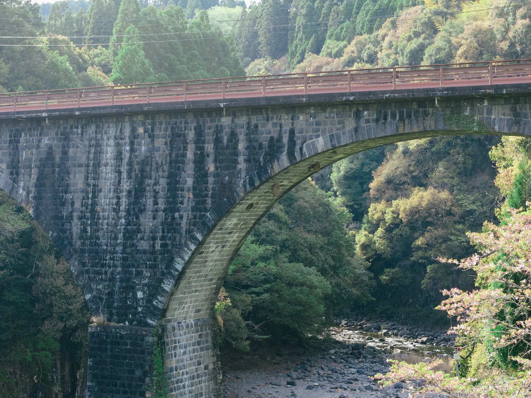 流れの上に、かけられた線 - 大分県豊後大野市清川町左右知轟橋