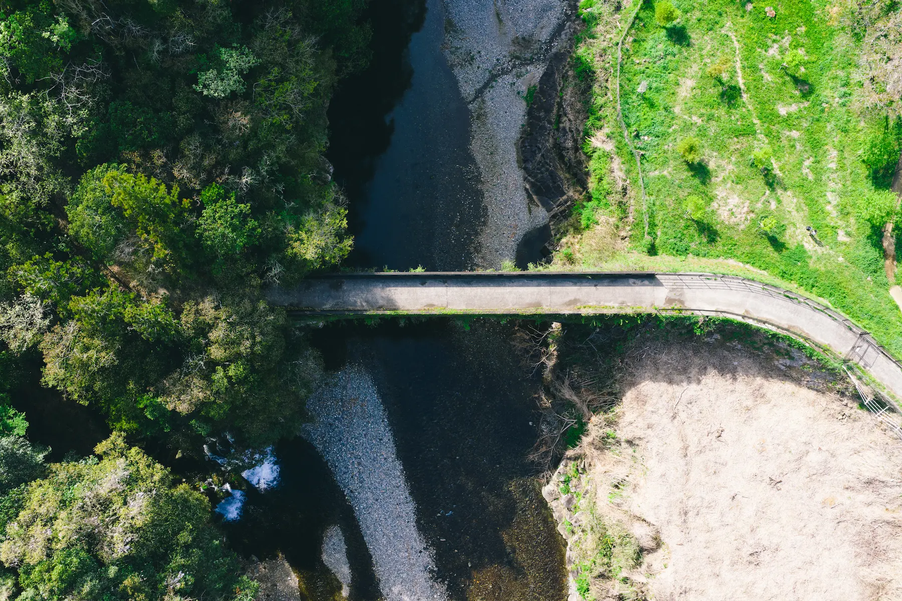 流れの上に、かけられた線 - 大分県豊後大野市清川町左右知轟橋