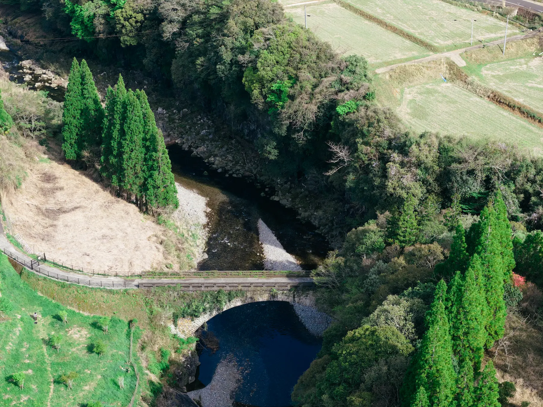 流れの上に、かけられた線 - 大分県豊後大野市清川町左右知轟橋